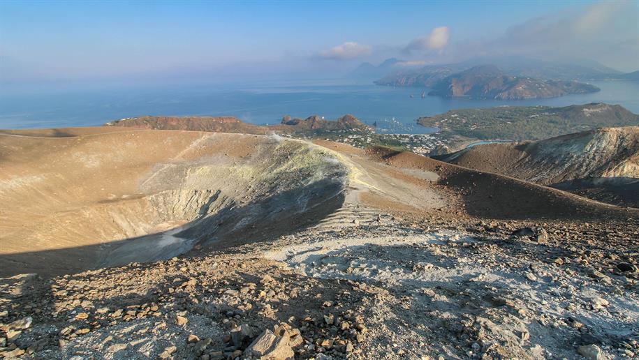 Das Panorama vom Gipfel des Kratersrandes ist wirklich atemberaubend. Im Hintergrund sieht man die Insel Lipari und im Vordergrund, hinter dem Krater, unser Ankerplatz.
